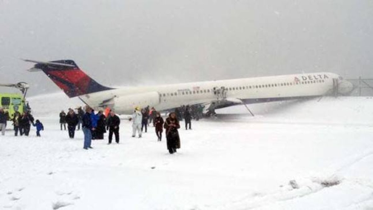 El McDonell Douglas de Delta, sobre la pista de aterrizaje del aeropuerto de LaGuardia.-Foto: EL PERIÓDICO