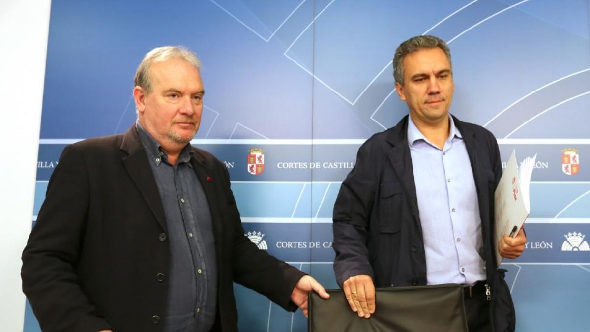 El portavoz del Grupo Parlamentario Socialista en la Comisión de Investigación de la Trama Eólica, Javier Izquierdo, y el portavoz de Hacienda de la formación, José Francisco Martín-ICAL