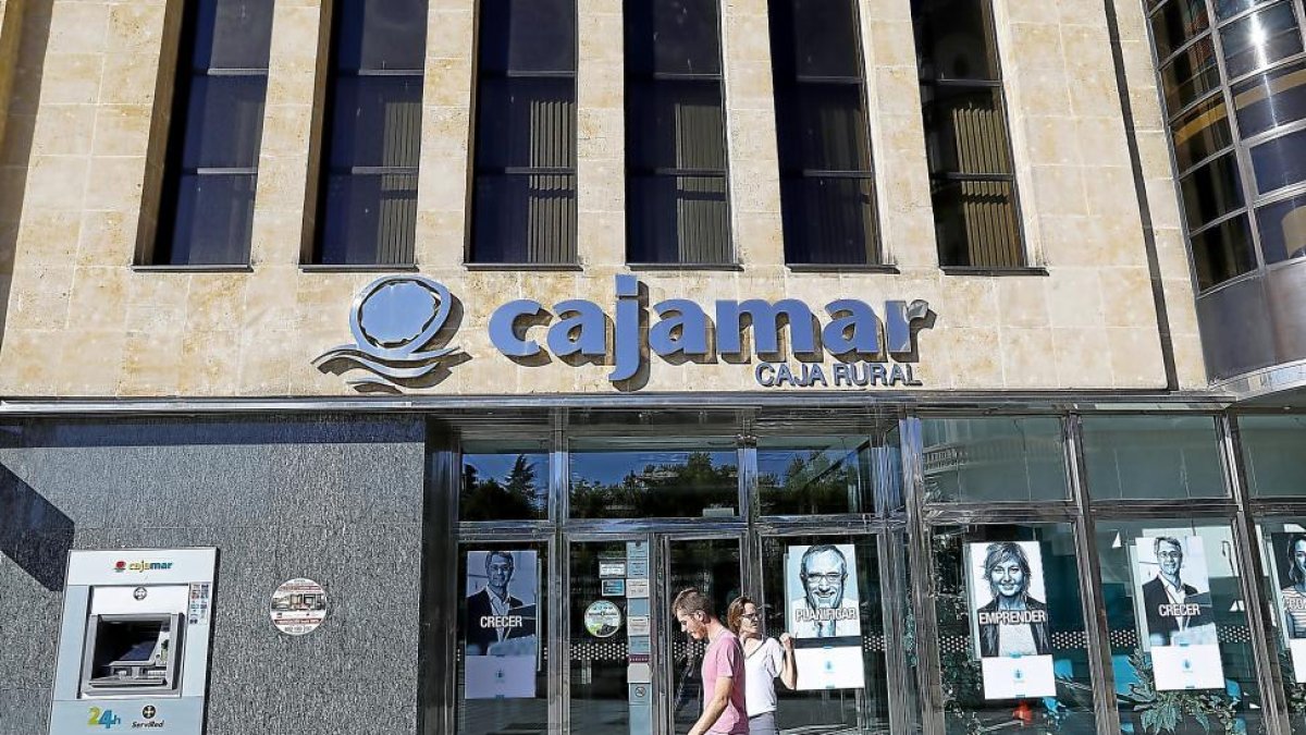 Imagen exterior de la sede central de Cajamar en Valladolid.-J.M. LOSTAU