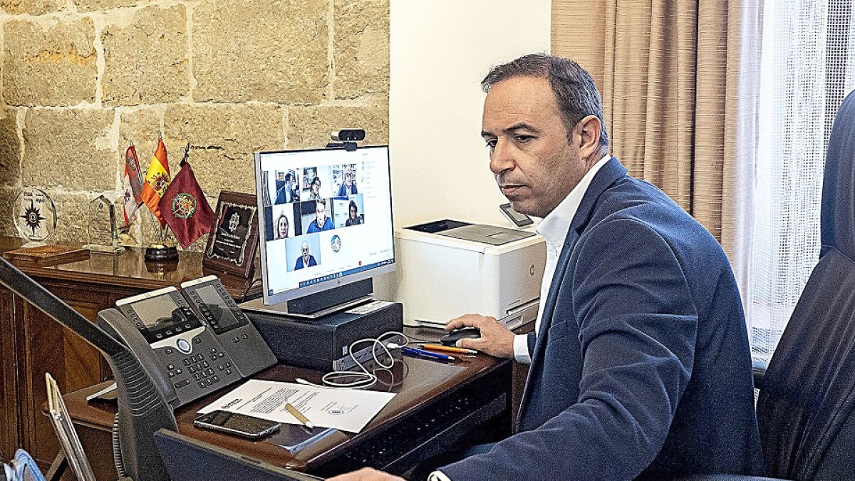 Víctor Alonso en la reunión telemática de la comisión, ayer. / E.M.
