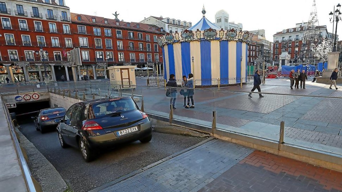 Dos coches en la rampa de entrada al aparcamiento de la Plaza Mayor.-J.M. LOSTAU