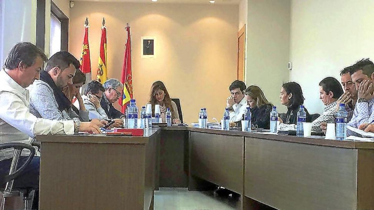 Braña y la bancada del Partido Popular con la alcaldesa al fondo, en un momento del Pleno del martes.-EL MUNDO