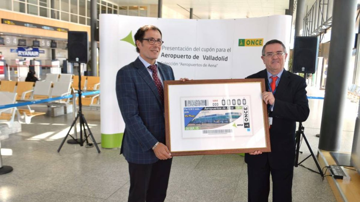 Ismael Pérez, delegado teritorial de la ONCE en Castilla y León, y Pedro José San Martín, director del Aeropuerto de Valladolid, presentan el cupón dedicado al aeropuerto.-ICAL