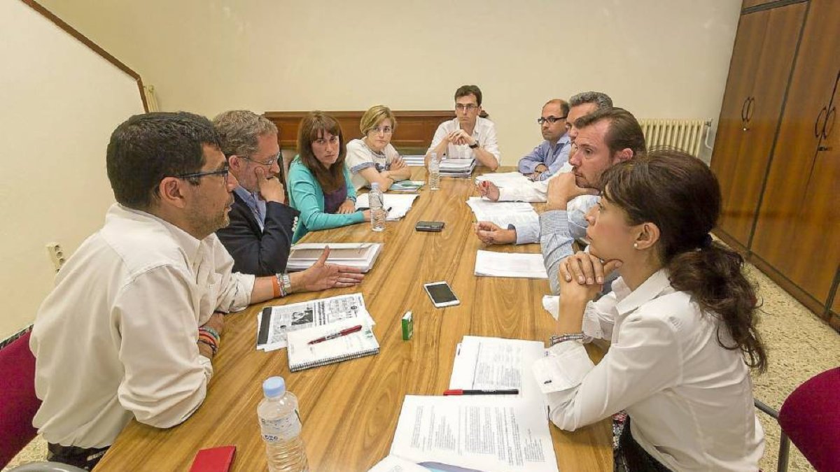 Gestos serios durante la reunión de los representantes de Toma La Palabra y el Psoe.-Pablo Requejo