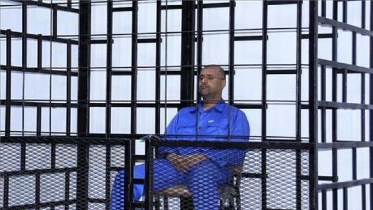 Saif al Islam Gaddafi, hijo del que fuera dictador de Libia, atiende a una sesión penal a distancia desde Zintan, donde se encuentra detenido, el 25 de mayo de 2015.-Foto: REUTERS/ ZINTAN