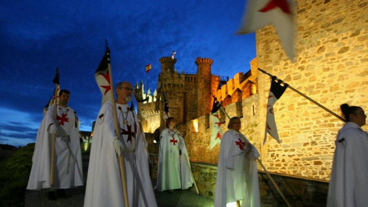 Imagen de los Caballeros Templarios ante el castillo de Ponferada.-ICAL