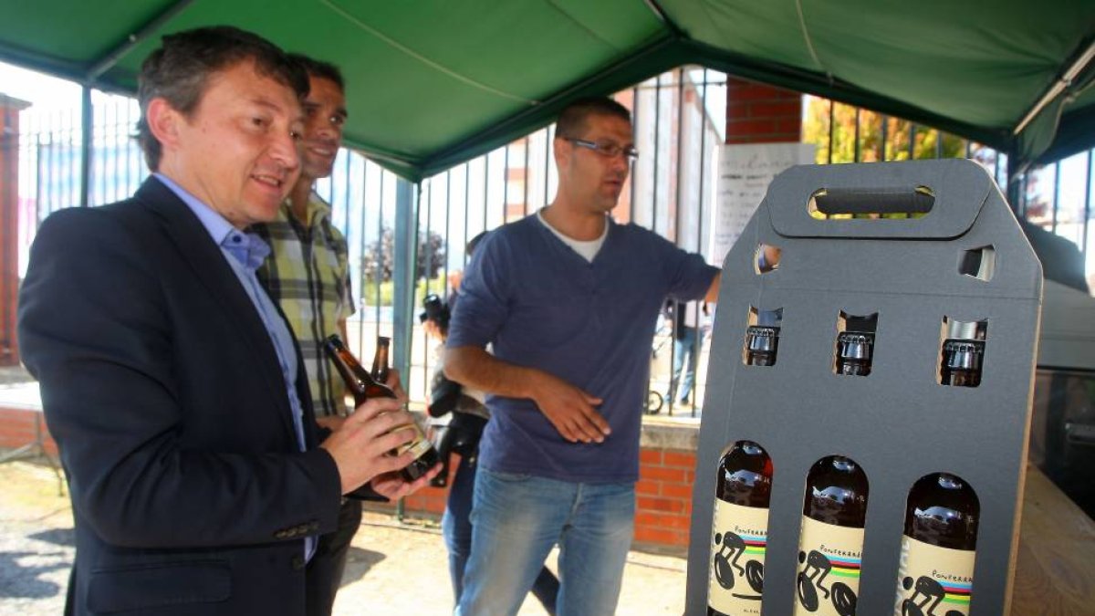El alcalde de Ponferrada, Samuel Folgueral (I), junto al concejal de Deportes, Sergio Gallardo (C), y el responsable de Milana Cerveza de Castilla y León, durante la rpesentación de la cerveza oficial del Mundial de Ciclismo de Ponferrada-Ical