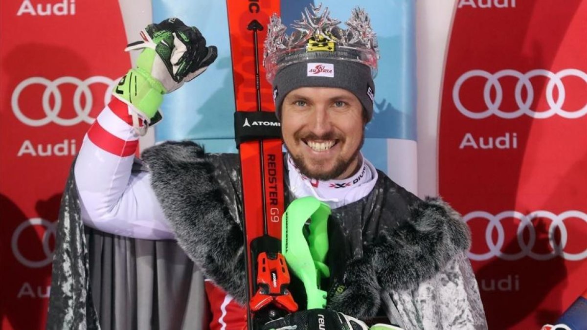 Marcel Hirscher, contento en el podio de Zagreb.-/ AFP