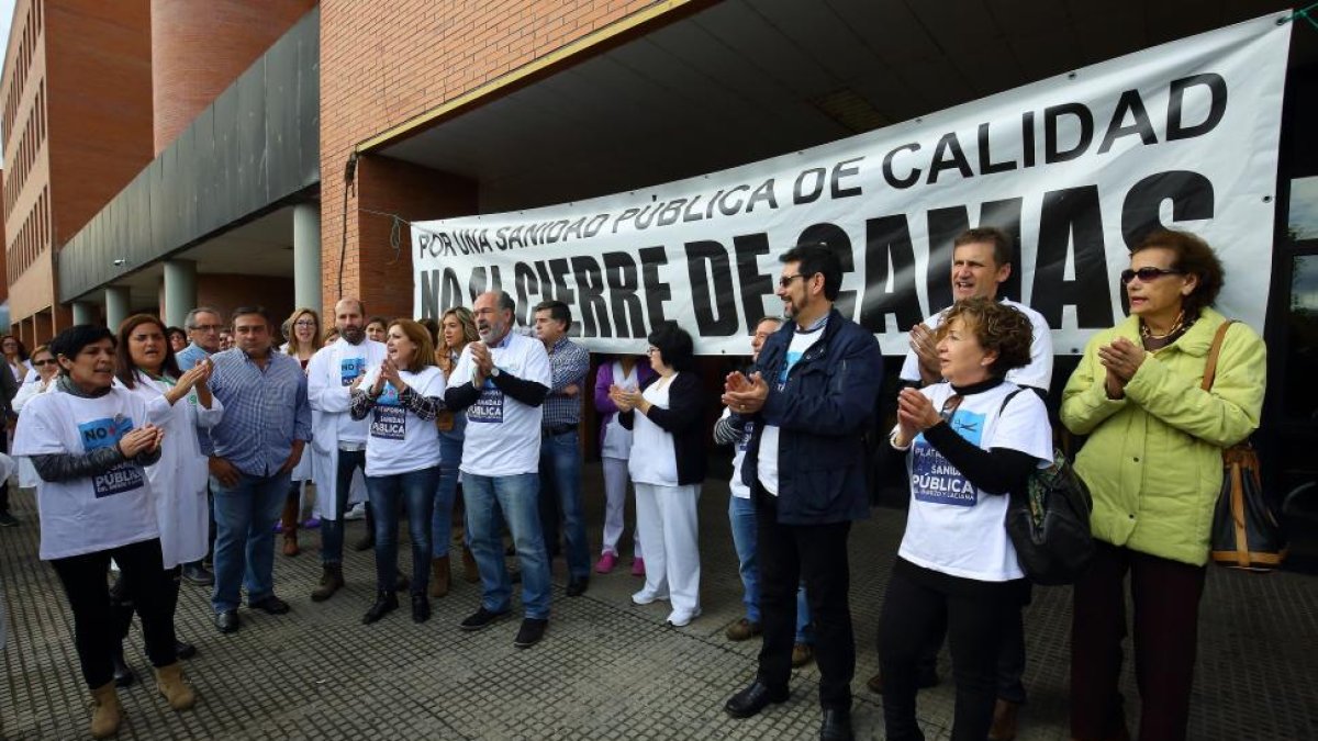 Concentración de la Plataforma en defensa de la Sanidad Pública del Bierzo y Laciana ante el hospital El Bierzo de Ponferrada.-ICAL
