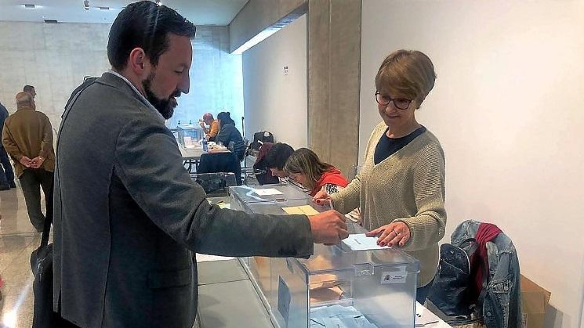 El médico vallisoletano Miguel Holguín durante la votación en el colegio electoral.-E. M.