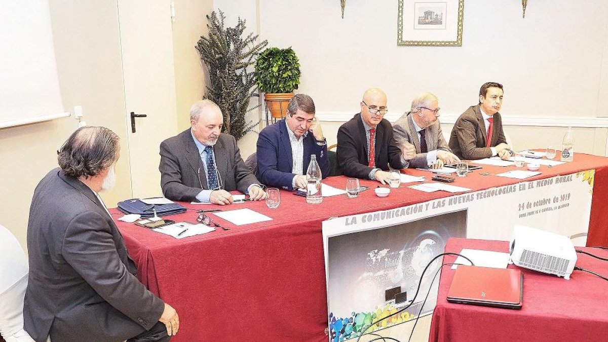 Mesa redonda sobre el papel de la comunicación y las nuevas tecnologías en el mundo rural.-J.M. LOSTAU