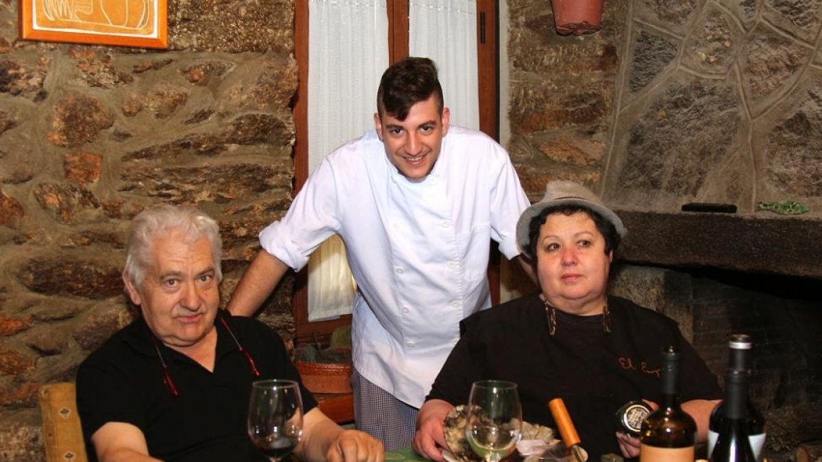 En la imagen, Elías Martín (i) y Gloría Lucía (d) Martín, dueños y cocineros del restaurante con Luis Gonzaga, un maestro aprendiz de los fogones de El Empalme.-JOSÉ LUIS CABRERO