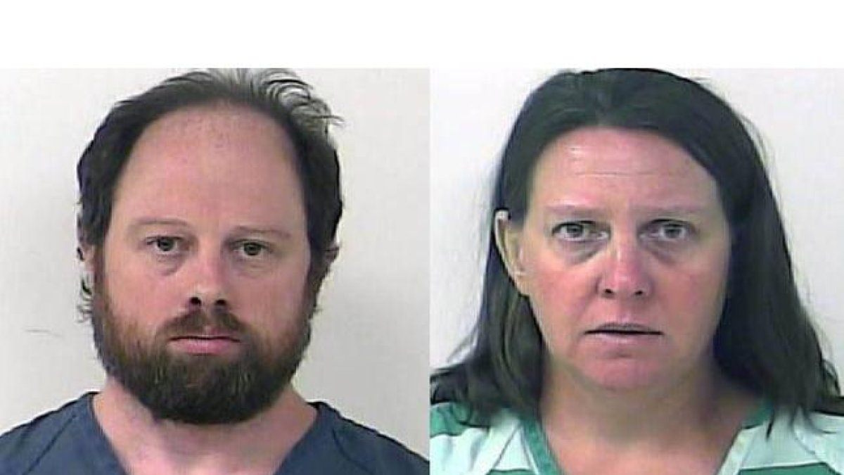 Robert Johnson, de 44 años, y Marie Johnson, de 43, fotografiados por la policía tras ser detenidos acusados de abuso sexual de una menor.-ST. LUCIE SHERIFF'S DEPT / FLORIDA