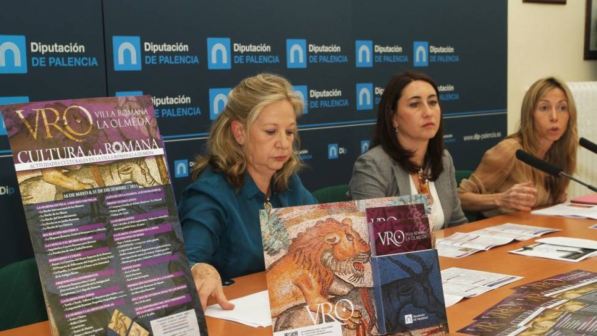 (I a D)La técnico del Departamento de Cultura, Elena Gutierrez; la presidenta de la Diputación, Ana María Asenjo, y la diputada de Cultura, Carmen Fernández-Ical