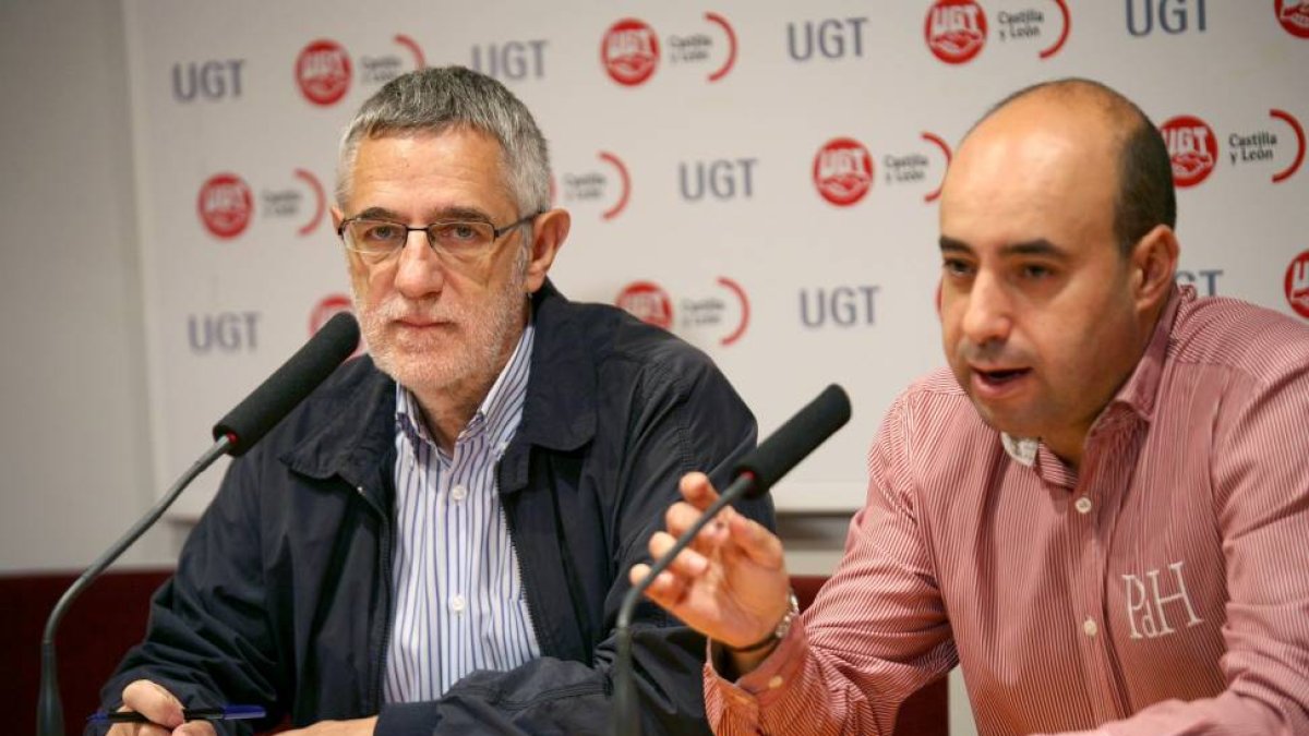El secretario general de UGT Castilla y León, Agustín Prieto (I), presenta las propuestas de su sindicato para los Presupuestos de la Junta-Ical