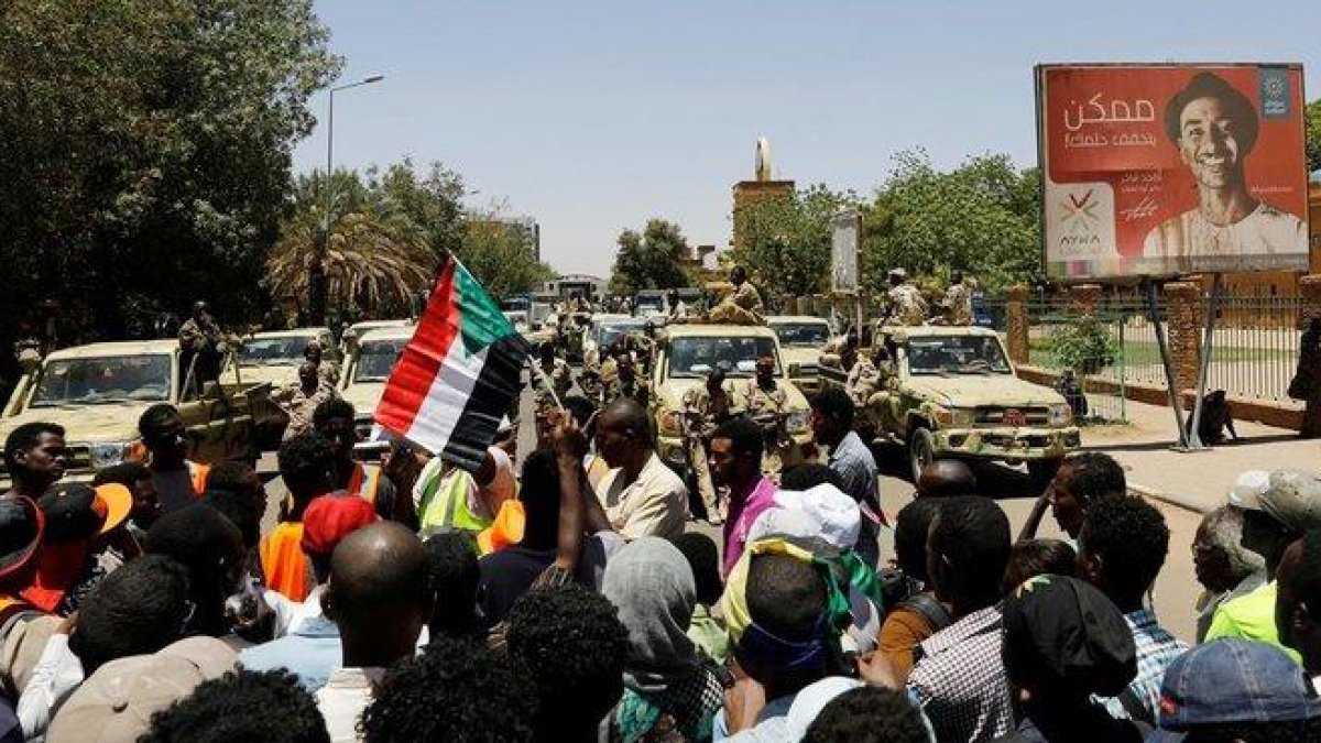 Manifestantes protestan ante las fuerzas de seguridad sudanesas en Kartum.-UMIT BEKTAS (REUTERS)