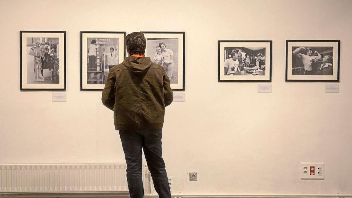 Un hombre contempla antiguas fotografías de los actores de ‘Star Wars’.-Pablo Requejo