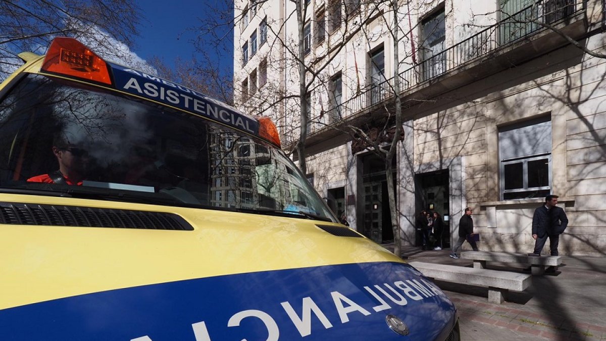 Una ambulancia, a la puertas de la Facultad de Enfermería de Valladolid. MIGUEL ÁNGEL SANTOS / PHOTOGENIC