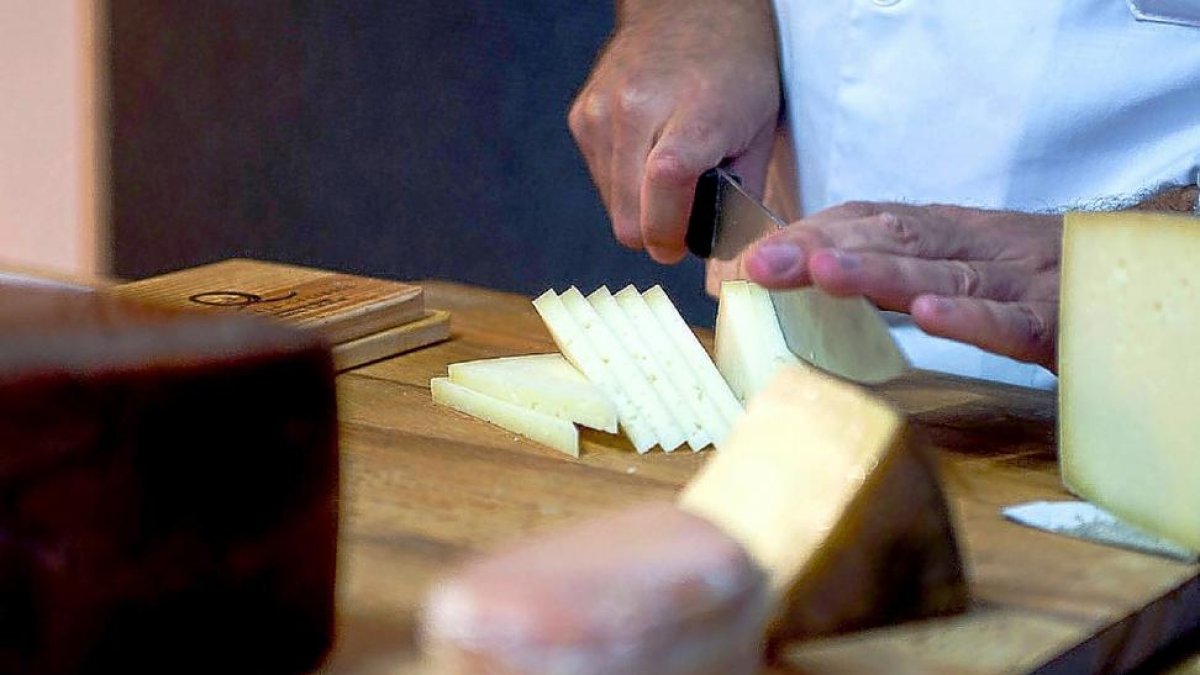Un productor de quesos prepara una degustación de algunos de sus curados.-EL MUNDO