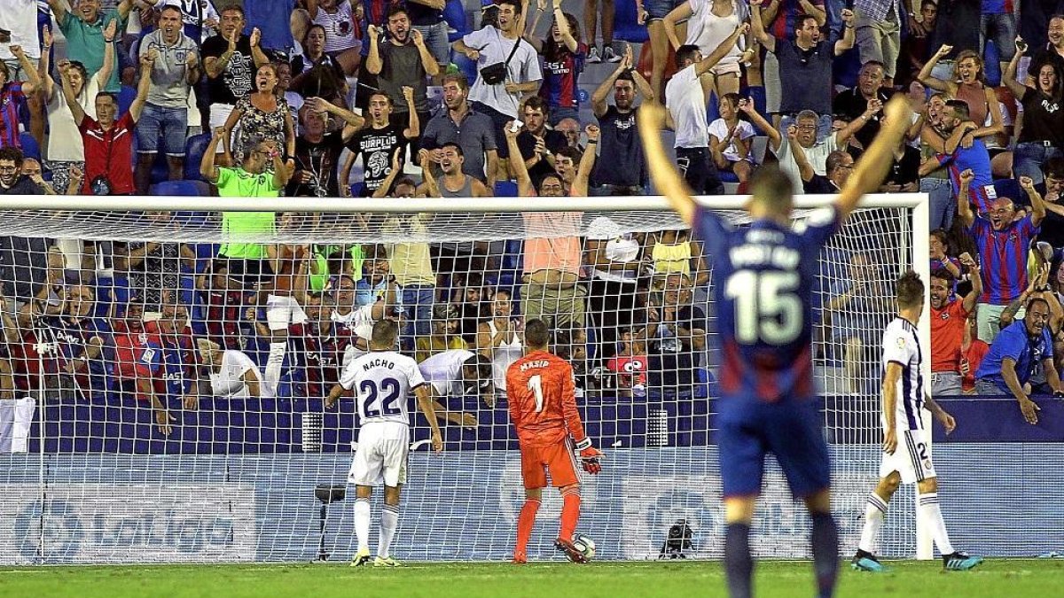 Nacho y Masip se lamentan del primer gol de Sergio León con Postigo, de espaldas, celebrándolo.-PHOTO-DEPORTE