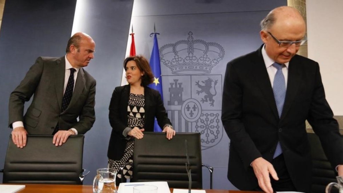 La vicepresidenta del Gobierno en funciones, Soraya Sáenz de Santamaría, y los ministros de Economía, Luis de Guindos, y de Hacienda, Cristóbal Montoro.-JUAN MANUEL PRATS