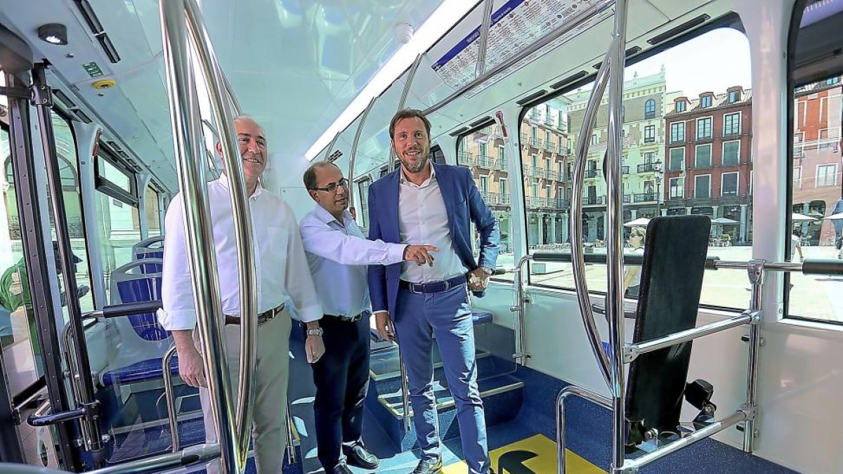 El alcalde, Óscar Puente, ayer, dentro de uno de los autobuses híbridos.-ICAL