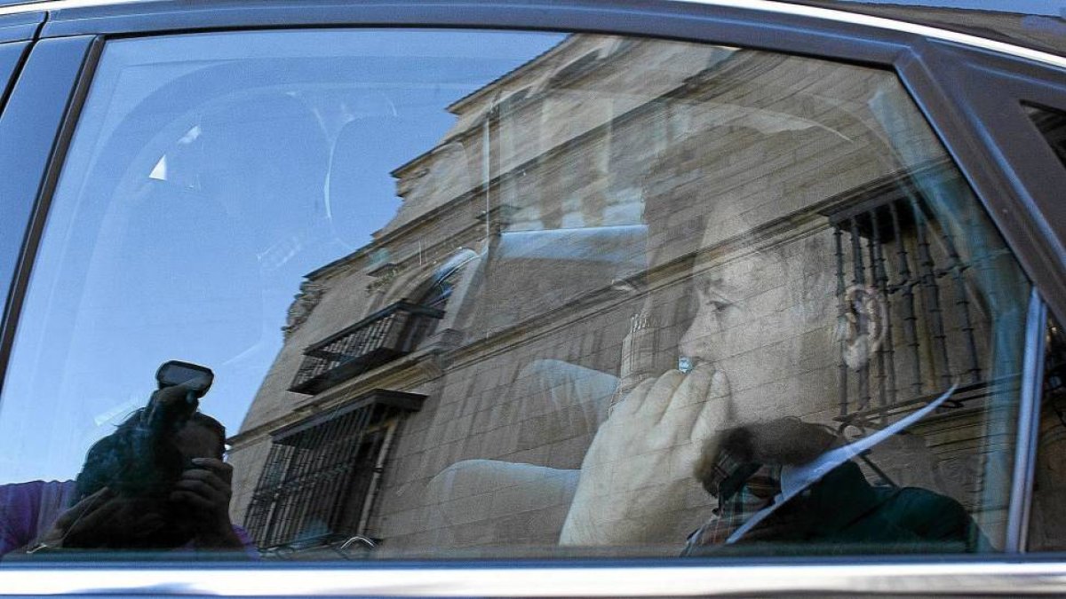 Marcos Martínez, sale en coche de Ia Diputación de León el día que fue detenido-Efe