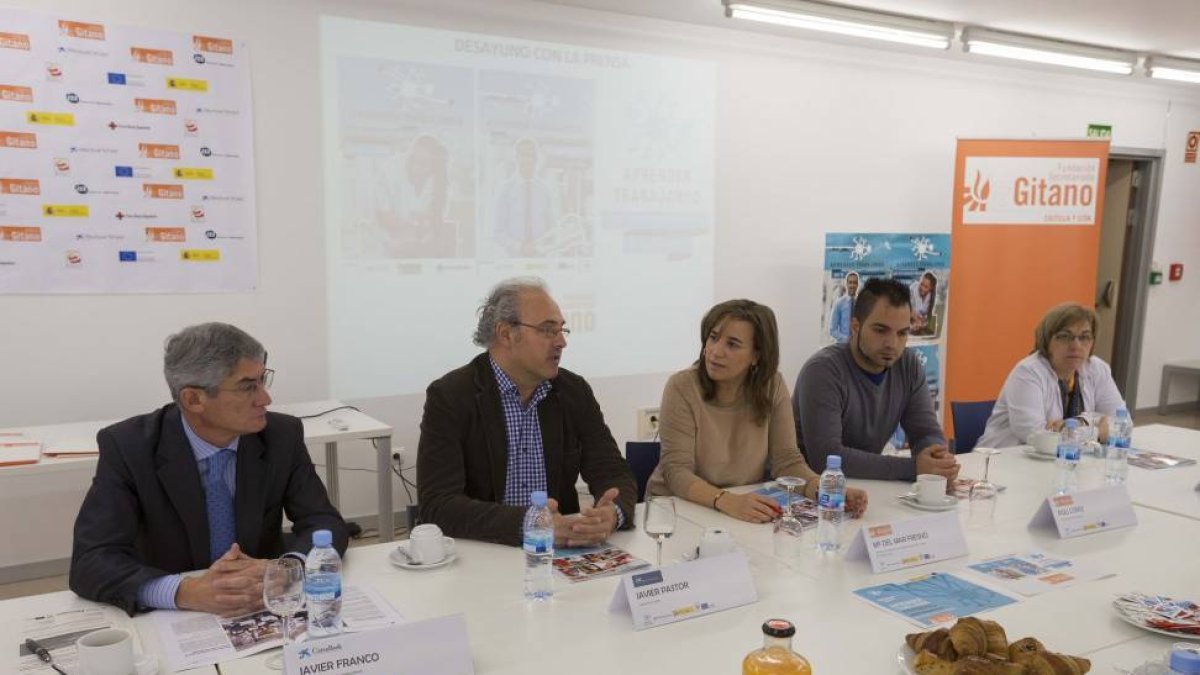 Javier Franco (I), director de Banca de Instituciones de CaixaBank, Javier Pastor de ISS(2I), María del Mar Fresno (C), directora territorial de la Fundación secretariado Gitano en Castilla y León, Poli López (2D), alumno Aprender Trabajando e Isabel Alca-Ical