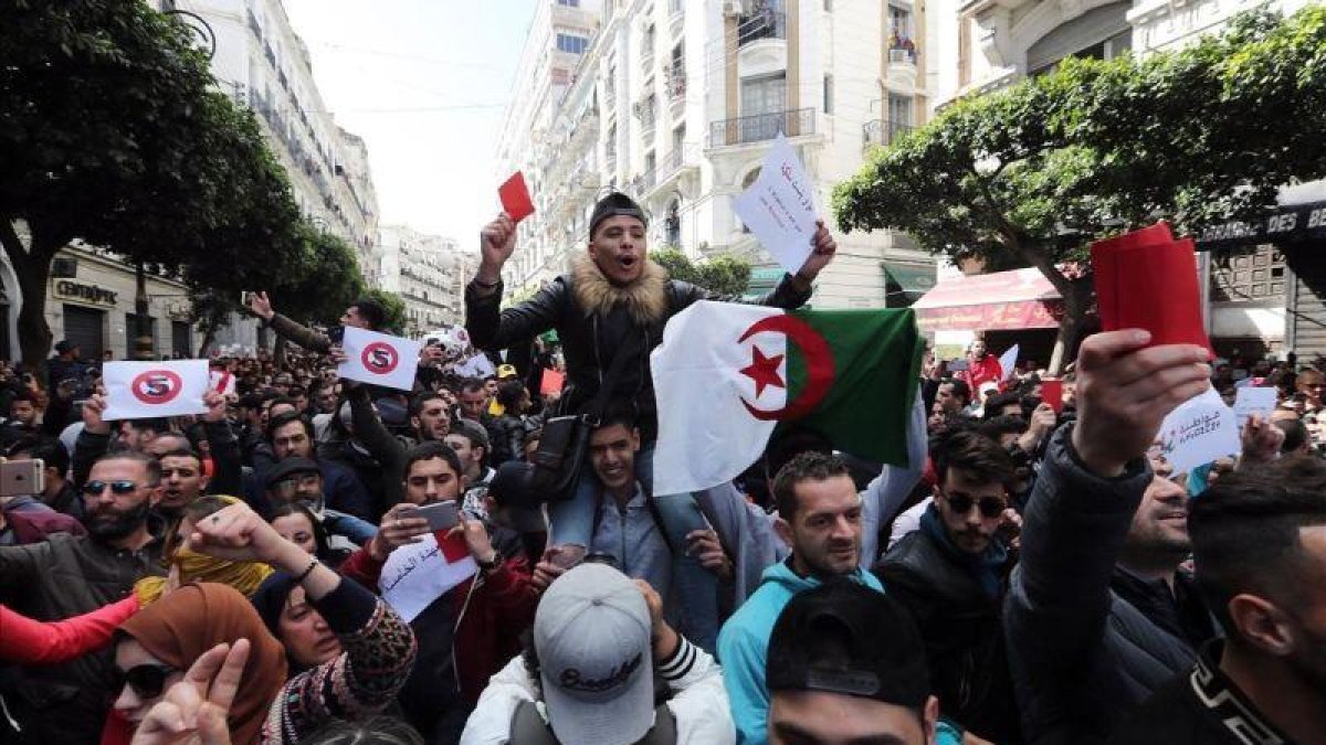 Protestas en Alger contra Bouteflika, este domingo.-EFE EPA / MOHAMED MESSARA