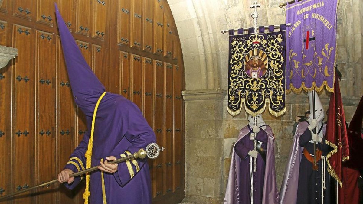El Hermano Mayor de los Nazarenos llama a la puerta de la iglesia de San Miguel.-MANUEL BRÁGIMO