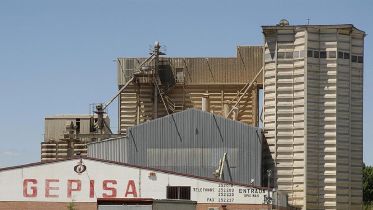 Instalaciones de Gepisa en Garray (Soria) y los hermanos Casado García, responsables de la firma de fabricación de piensos.-V. GUISANDE