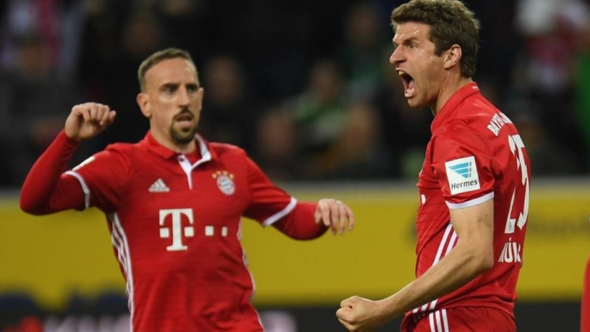 Müller, que ha perdido presencia últimamente en el equipo, celebra con rabia el gol del Bayern en presencia de Ribéry.-AFP
