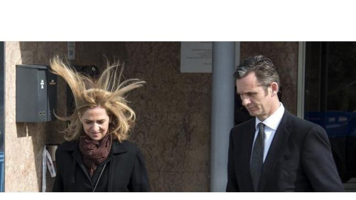 Cristina de Borbón y Grecia e Iñaki Urdangarin, a su salida de la Escuela Balear de Administración Pública, donde se celebra el juicio, ayer en Palma.-EFE / CATI CLADERA