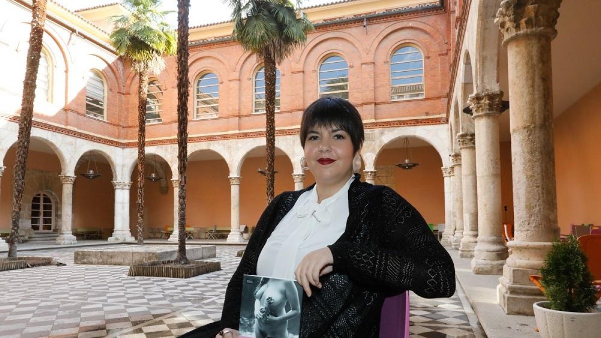 Aguirrezabala posa con su obra en el patio de la bibloteca de San Nicolás.-J.M. LOSTAU