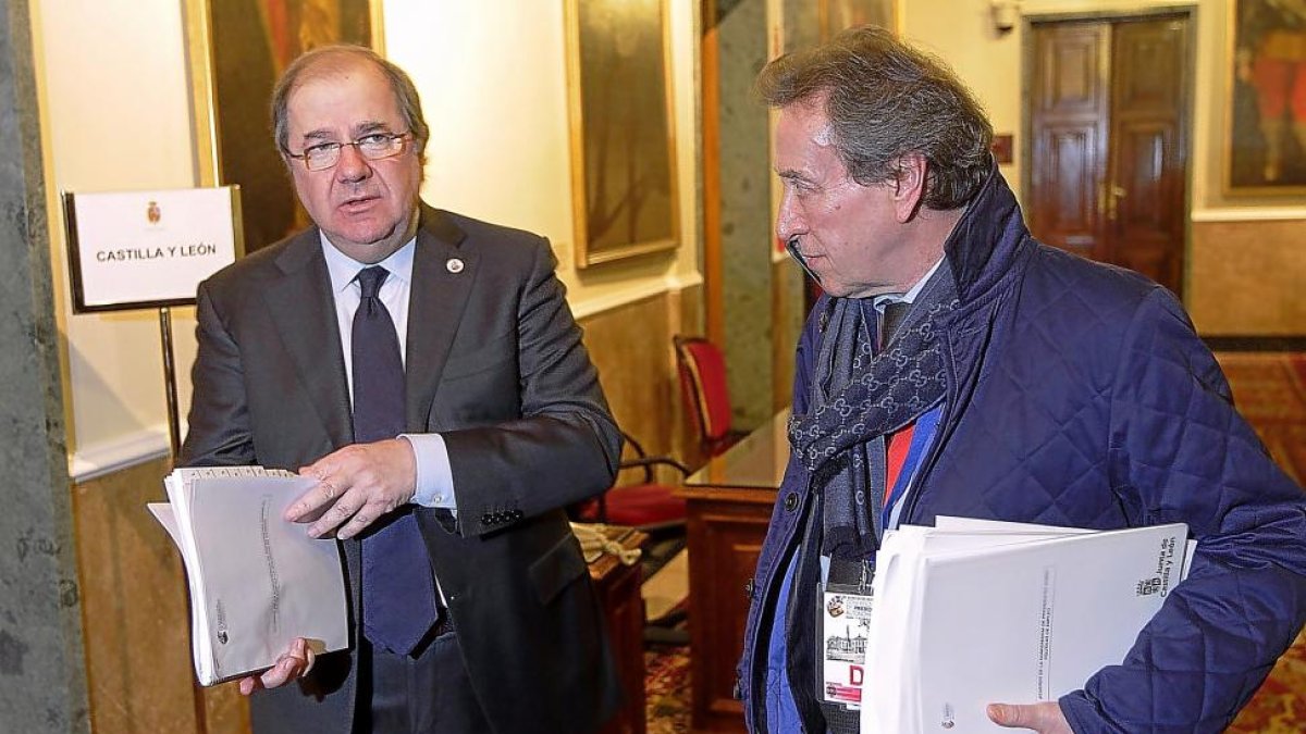El presidente de la Junta, Juan Vicente Herrera, acompañado del vicepresidente, José Antonio de Santiago-Juárez .-ICAL