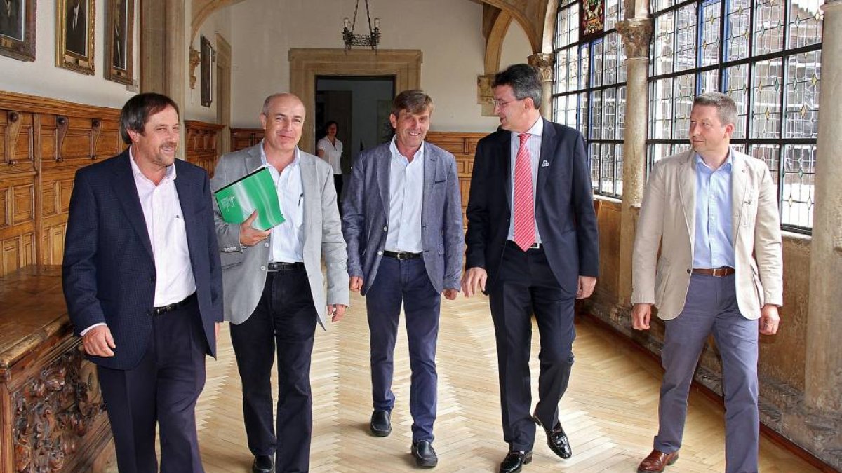 El presidente de la Diputación de León, Juan Martínez Majo(CD), recibe al presidente de la organización agraria Asaja, José Antonio Turrado (CI)y al presidente provincial, Arsenio García (C)-Ical