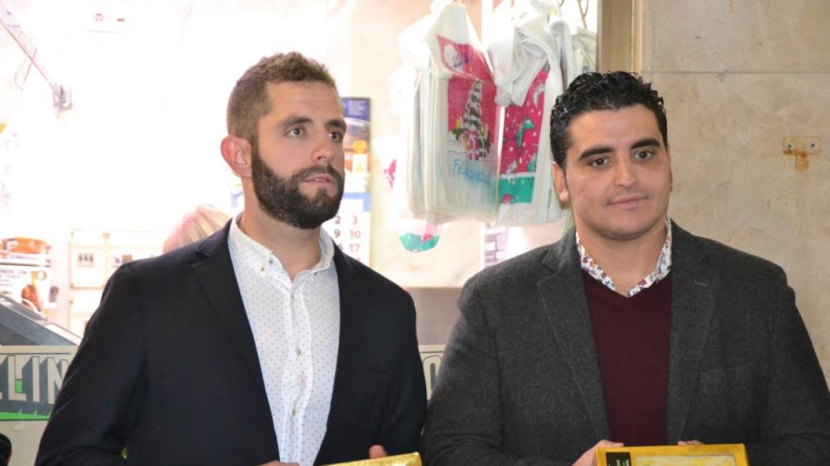 Javier Estebam, de Destilerías Esteban-Araújo, junto con el chocolatero José Ignacio Colinas.-L.P.