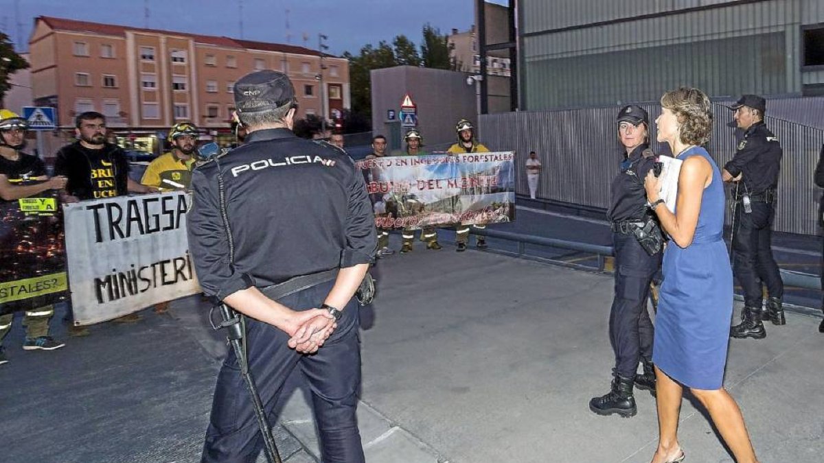 LUCHA INCANSABLE. Los trabajadores de las BRIF volvieron a trasladar ayer sus reivindiciones a la ministra de Agricultura y a reclamar la mediación del Ministerio. Tras cerca de 60 días de huelga, denuncian la actitud de Tragsa y piden el reconocimiento d-Miguel Ángel Santos