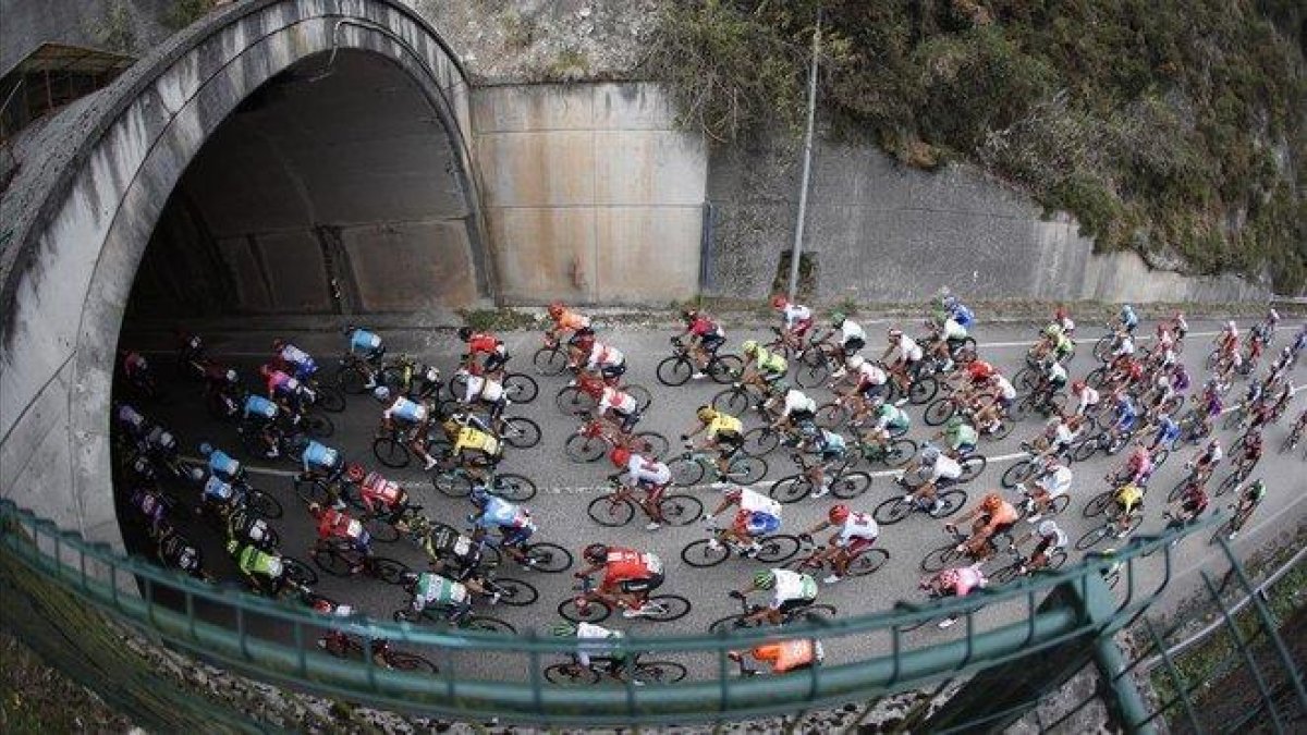 Los ciclistas de la Vuelta, durante la 16ª etapa de la carrera.-EFE / JAVIER LIZON