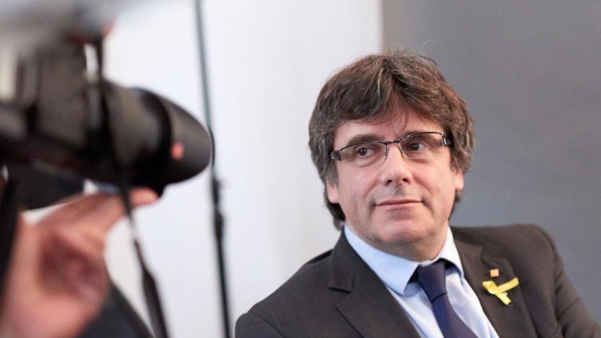 El expresidente de la Generalitat Carles Puigdemont posa para los fotógrafos tras un encuentro con periodistas extranjeros, en Berlín.-/ EFE / HAYOUNG JEON