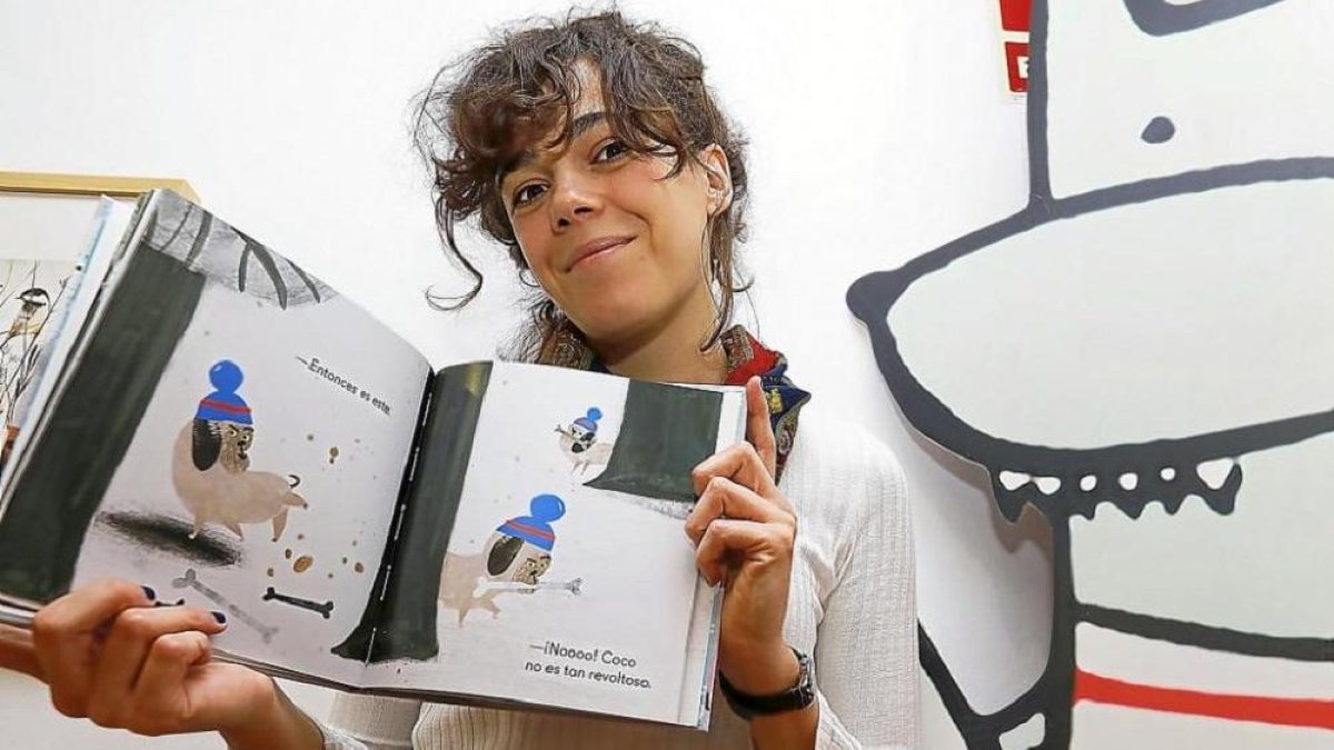 Cinta Arribas, en una imagen de archivo, con su libro ‘Coco, ¿dónde estás?’.-J.M. LOSTAU