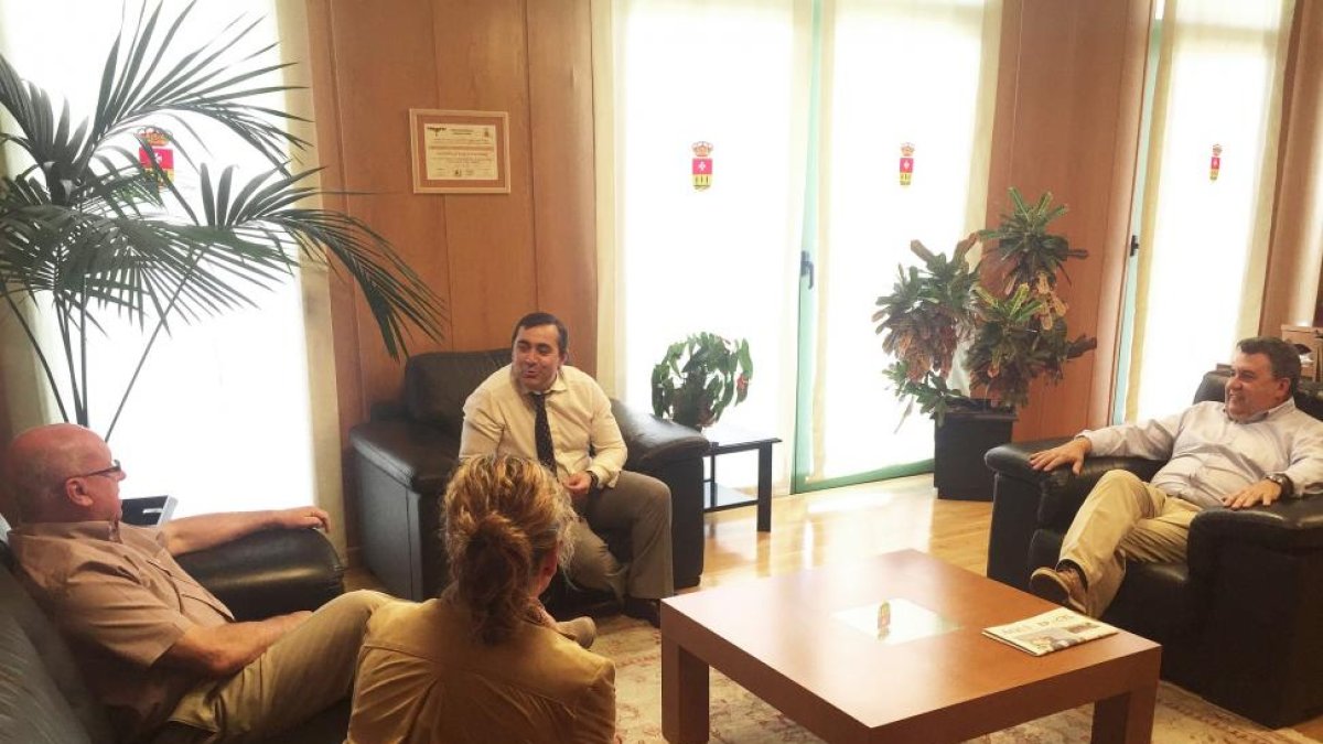 Reunión entre miembros de IPAE y el PP en el Ayuntamiento de Arroyo.-E. M.