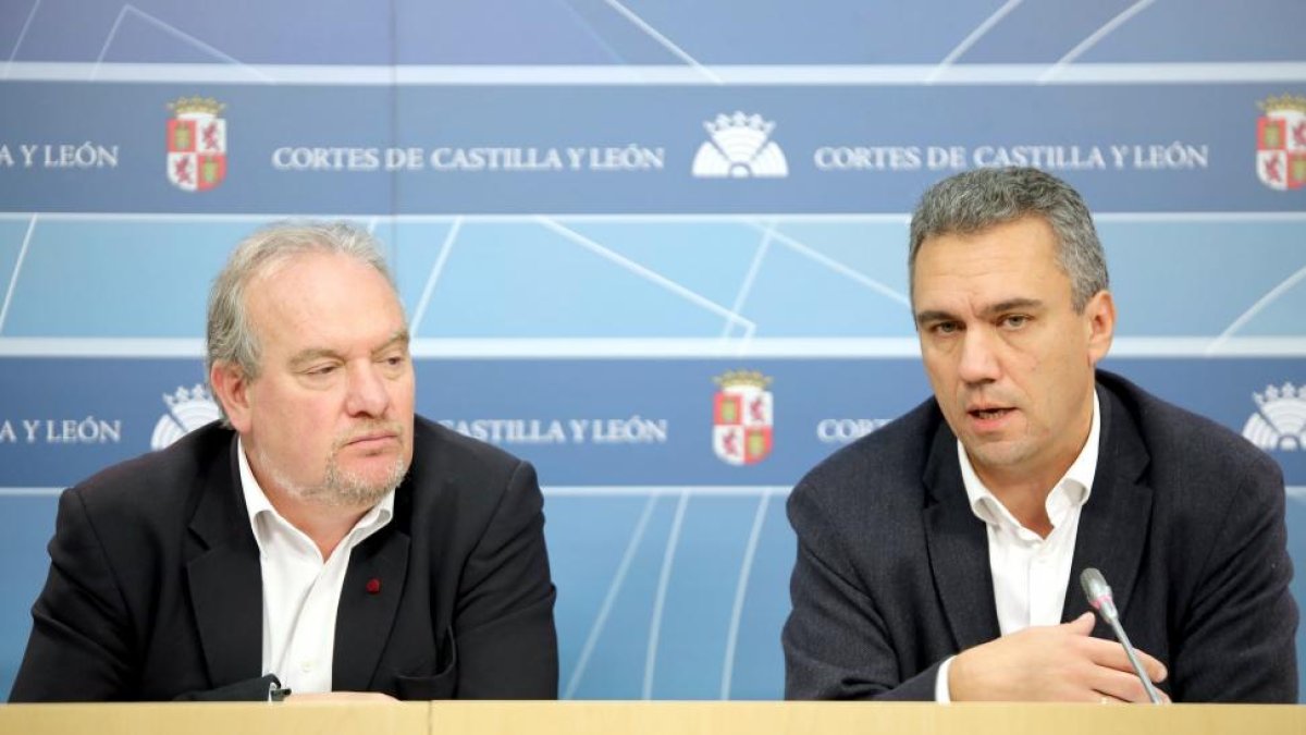 Los procuradores del Grupo Socialista Javier Izquierdo y José Francisco Martín informa de novedades en la investigación sobre la trama eólica, el edificio de Arroyo y los terrenos de Portillo.-ICAL