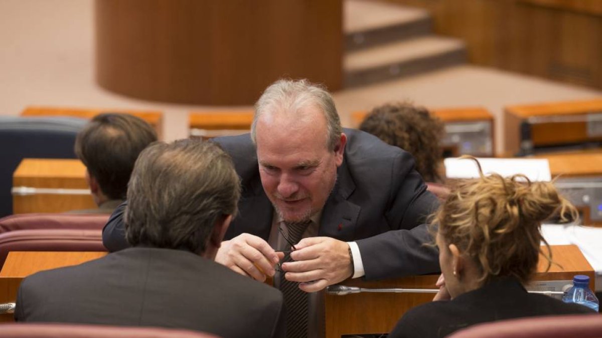 l procurador por el grupo socialista en las Cortes de Castilla y León, José Francisco Martín Martínez, conversa con sus compañeros del grupo socialista durante el Pleno de las Cortes de Castilla y León.-Ical