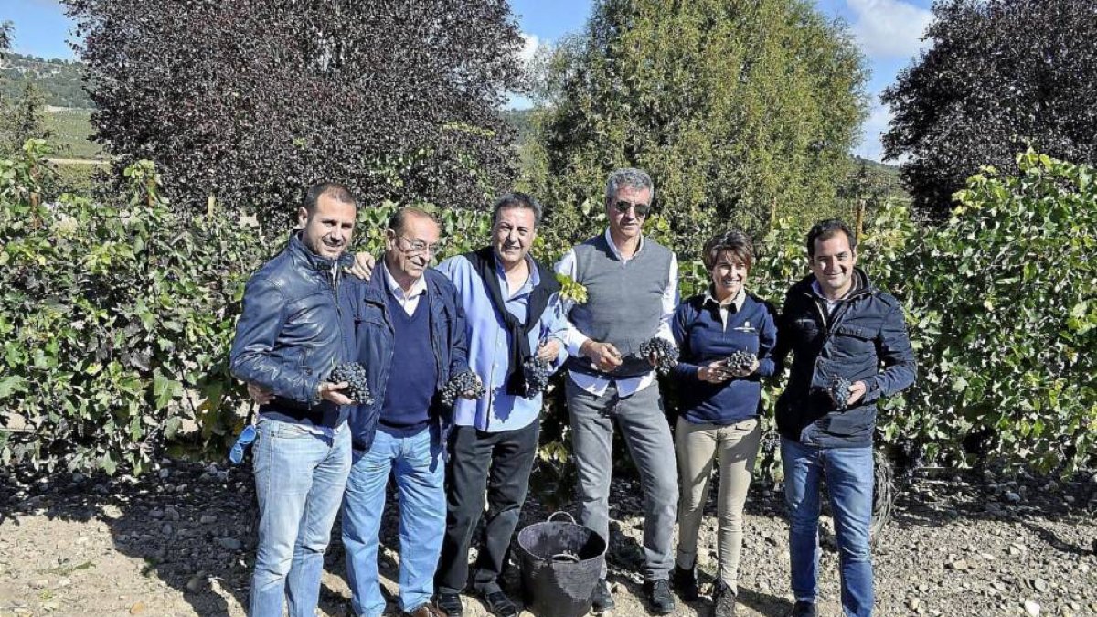 Gil Marín y Ribagorda,ayer, junto a la familia Sanz Cid tras vendimiar unos racimos de tempranillo.