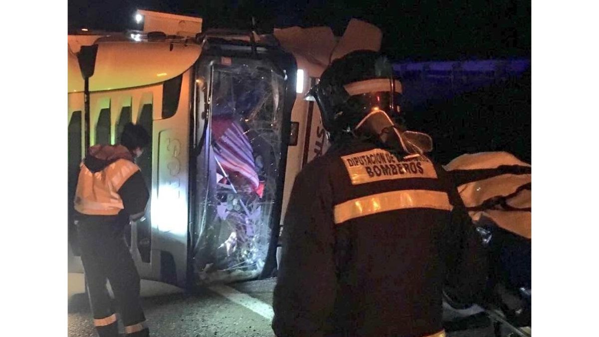 Estado en el que quedó el camión tras volcar.-BOMBEROS PROVINCIA DE VALLADOLID