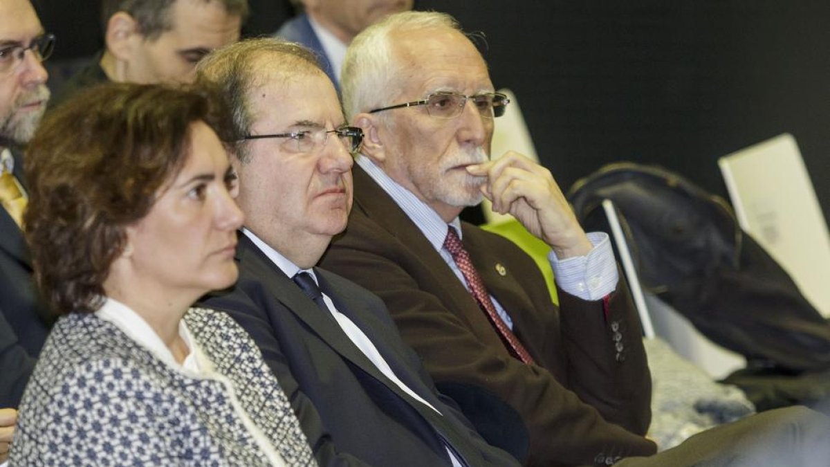 El presidente de la Junta de Castilla y León, Juan Vicente Herrera, junto al escritor, Luis Mateo Díez (D), y la consejera de Cultura y Turismo, María Josefa García Cirac (I).-ICAL
