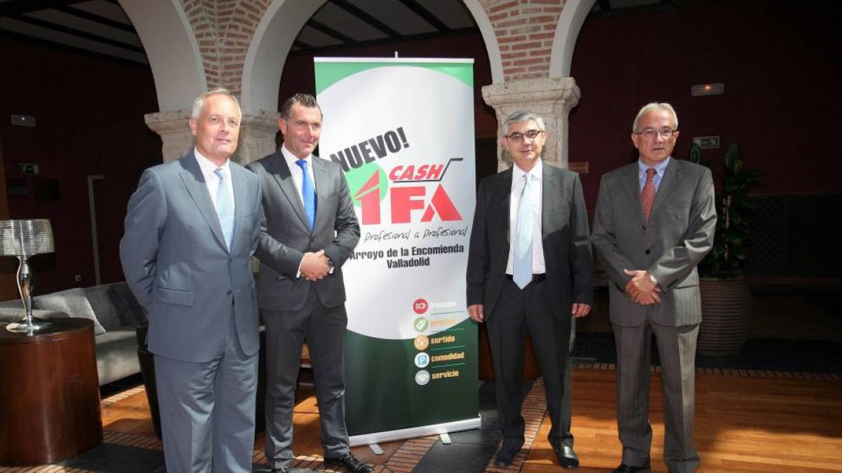 Presentación del nuevo autoservicio para mayoristas 'Cash Ifa', en Arroyo de la Encomienda (Valladolid). De izquierda a derecha, José Luis Fernández, director comercial; Miguel Freire, director de Cash Ifa; José Daniel Posadas, delegado de Gadisa en Casti-Ical