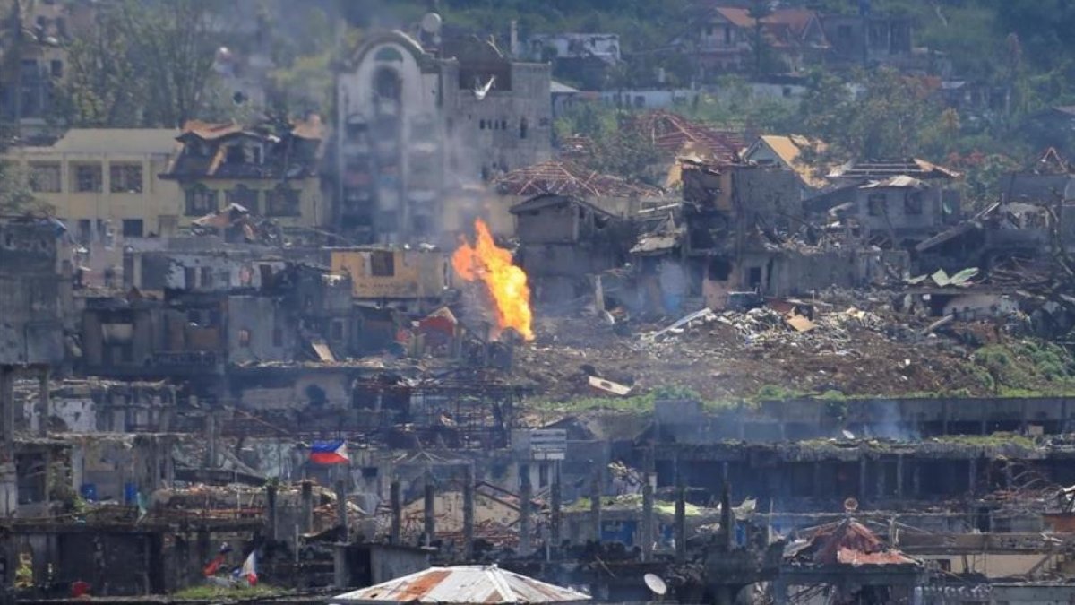 Llamas en un edificio en Marawi.-REUTERS