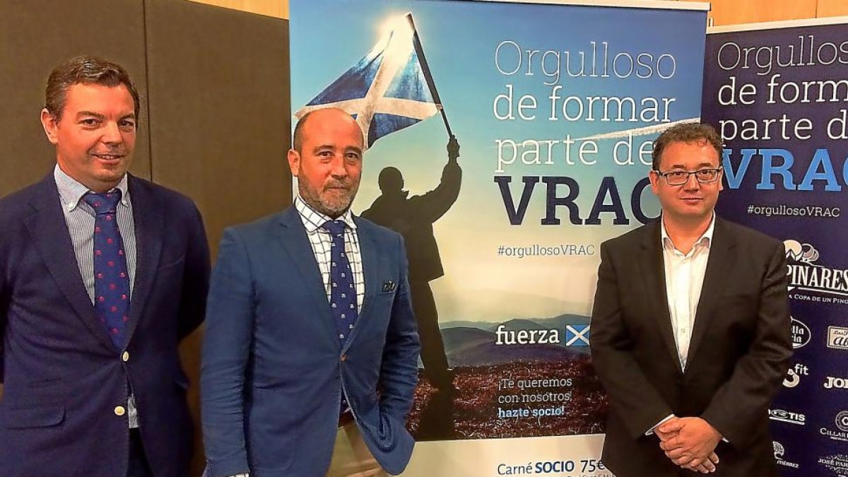 Alberto Domínguez, Chema Valentín-Gamazo y Enrique Lledó posan con el cartel de la campaña.-G.S.